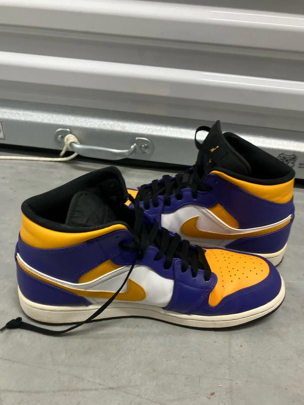 Nike Air Jordan 1 Mid Lakers